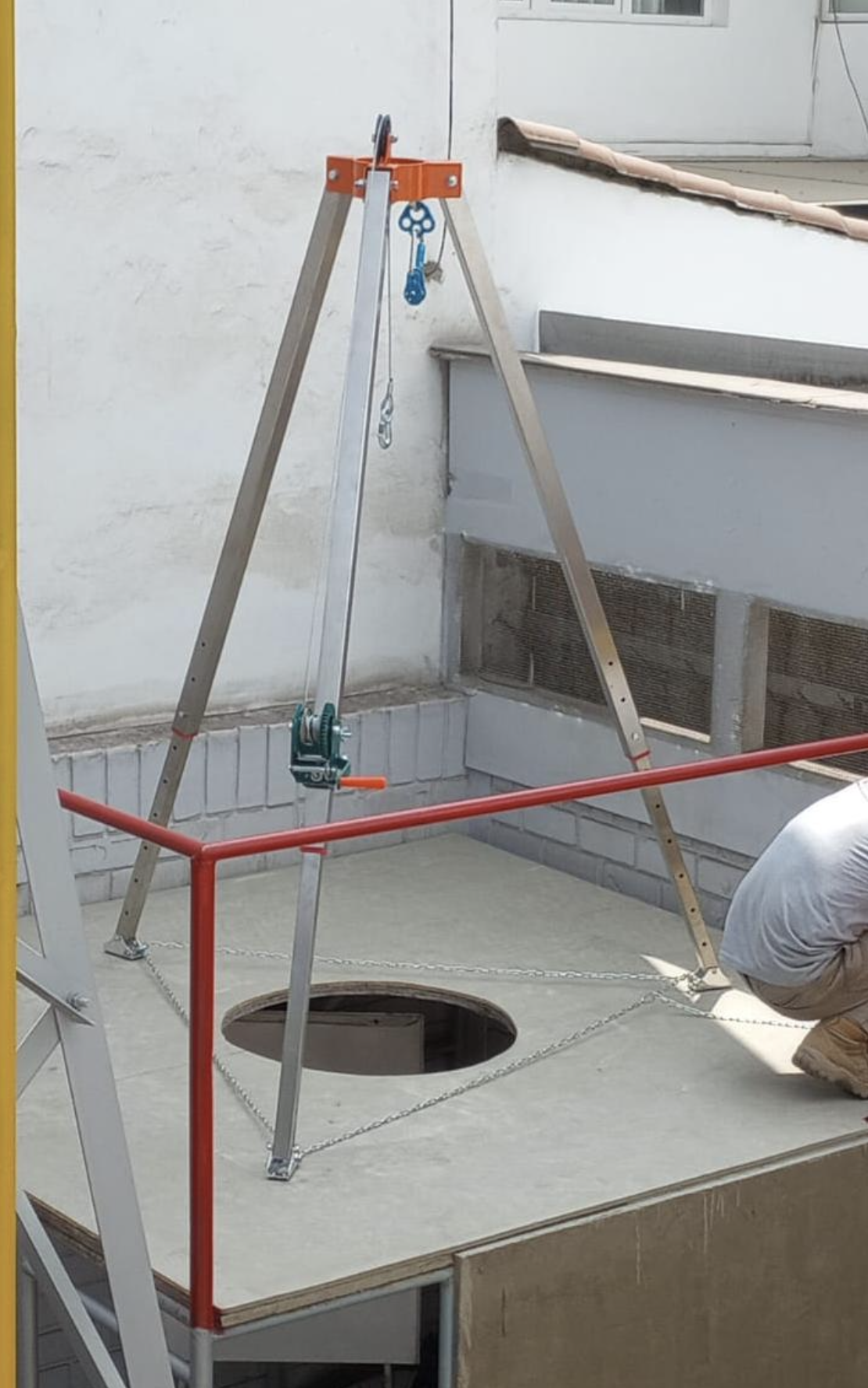 Operario utilizando trípode vertical Perú UP